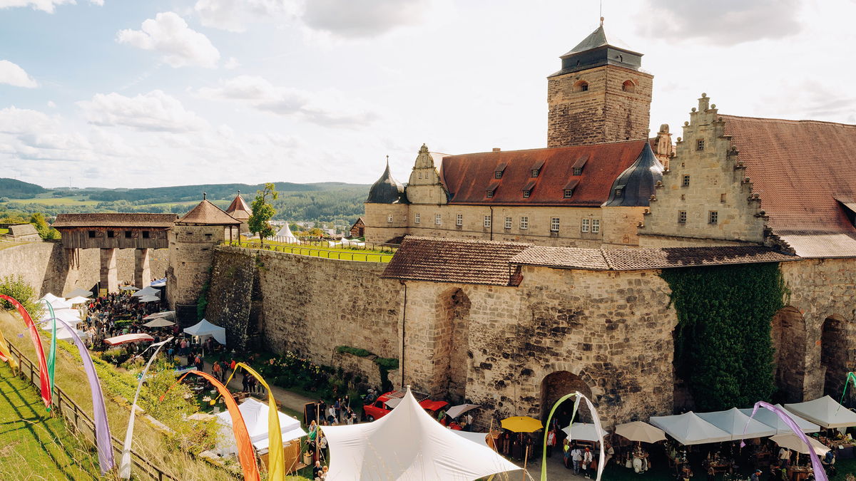 Festung Rosenberg mit Marktzelten und Wimpeln zur Rosen und Garten Messe Kronach